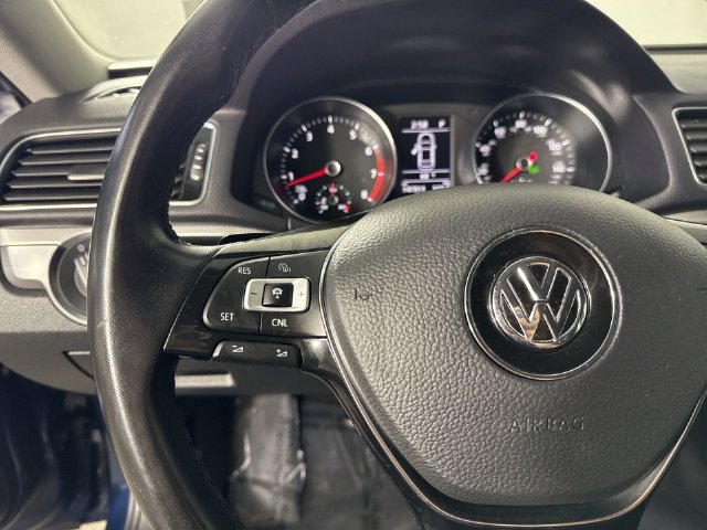 Used 2018 Volkswagen Passat 2.0T R-Line w/ R-Line Lighting Package FWD image 13
