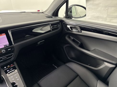 Certified 2025 Porsche Macan image 28
