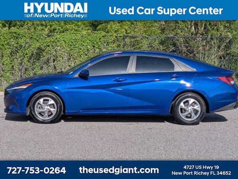 Used 2023 Hyundai Elantra SE w/ Cargo Package FWD image 2