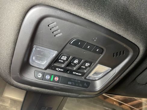 Used 2023 Chevrolet Traverse RS image 27