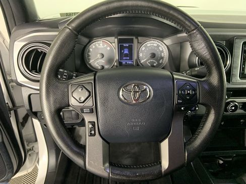 Used 2016 Toyota Tacoma TRD Off-Road image 9