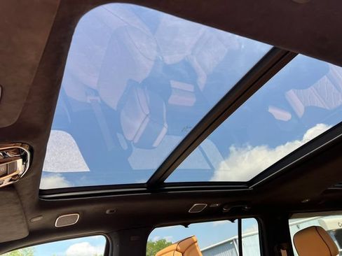 Used 2024 Jeep Grand Wagoneer L Series III w/ Rear Seat Video Group 1 AWD/4WD image 17