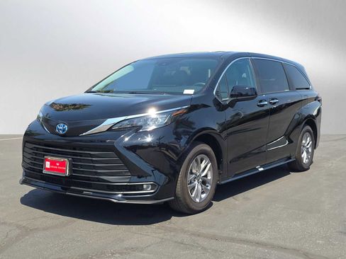 Certified 2025 Toyota Sienna XLE FWD image 7