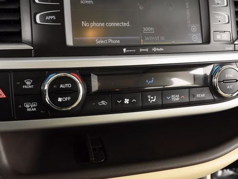 Used 2019 Toyota Highlander XLE AWD/4WD image 19