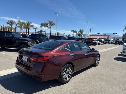 Used 2024 Nissan Altima 2.5 SV FWD image 8