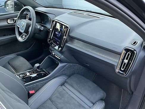 Certified 2025 Volvo XC40 B5 Plus image 20