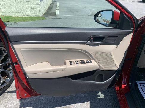 Used 2017 Hyundai Elantra SE image 12