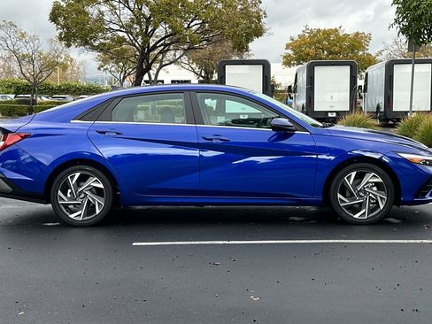 Used 2025 Hyundai Elantra Limited image 2