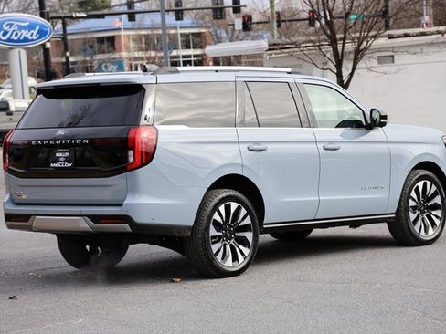 Used 2025 Ford Expedition Platinum w/ Driver's Package image 4