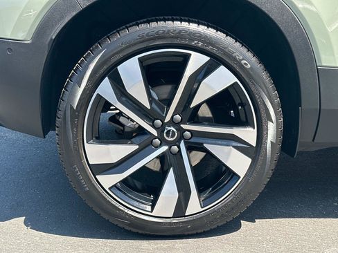 Certified 2025 Volvo XC40 B5 Plus w/ Climate Package image 27