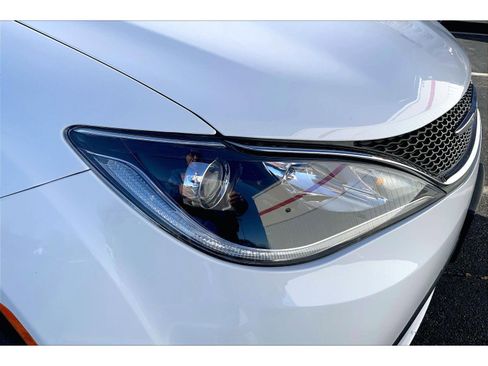 Used 2020 Chrysler Pacifica Touring-L image 25