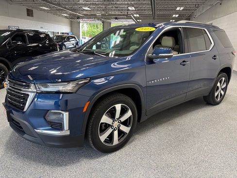 Used 2023 Chevrolet Traverse LT w/ LT Premium Package AWD/4WD image 3