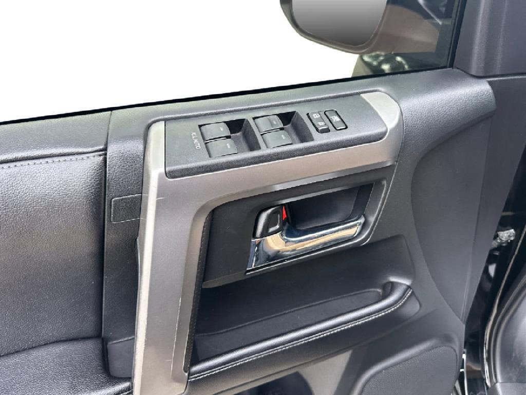 Used 2017 Toyota 4Runner SR5 AWD/4WD image 10