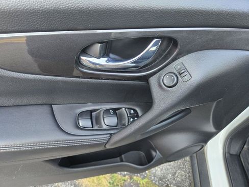 Used 2020 Nissan Rogue S w/ Special Edition Package FWD image 8