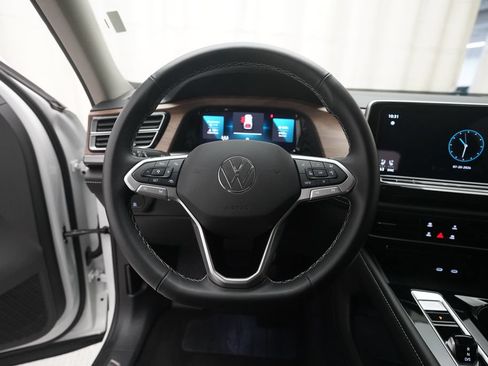 Used 2025 Volkswagen Atlas SE AWD/4WD image 4