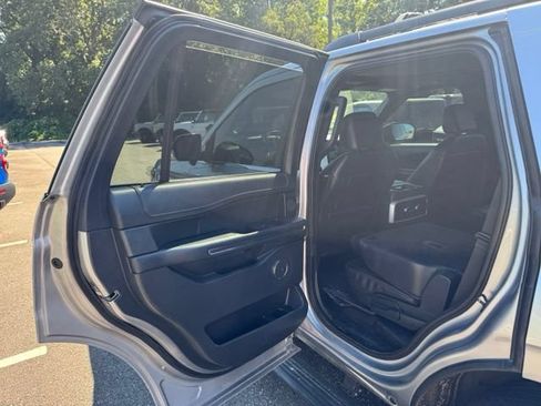 Used 2022 Ford Expedition Limited AWD/4WD image 12