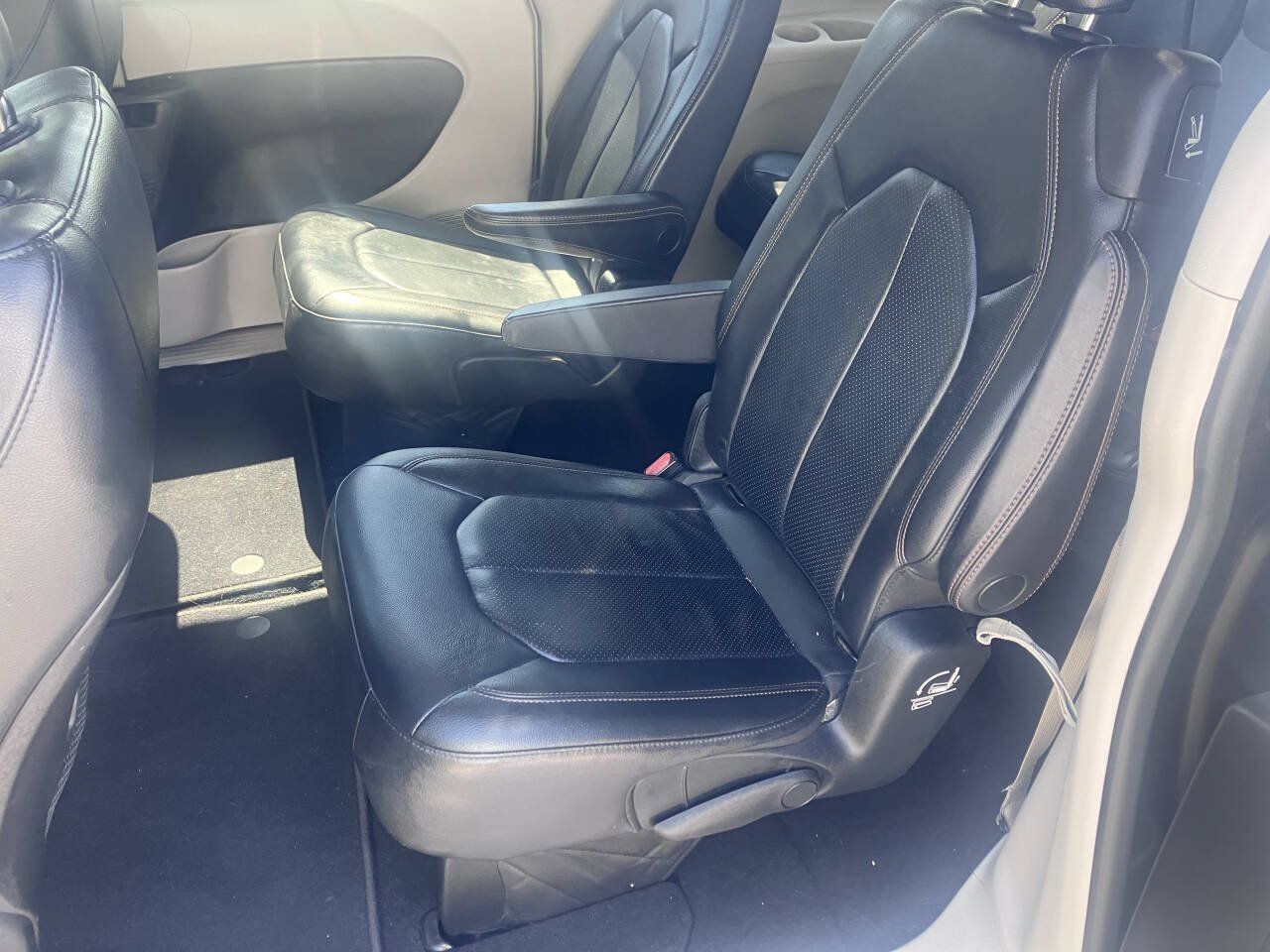 Used 2019 Chrysler Pacifica Touring-L w/ Advanced Safetytec Group FWD image 11