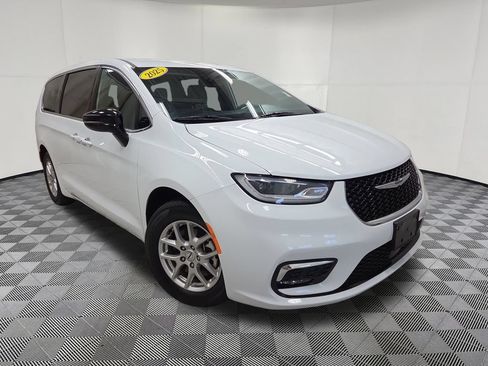 Used 2025 Chrysler Pacifica Select FWD image 3