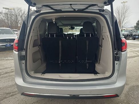 Used 2024 Chrysler Pacifica Limited image 26