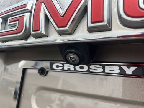 Used 2023 GMC Acadia SLE w/ Driver Convenience Package image 4