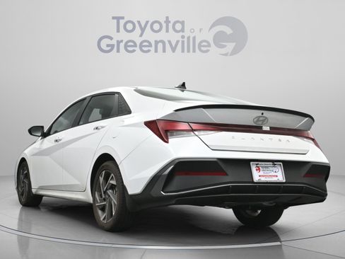 Used 2025 Hyundai Elantra Sport FWD image 8
