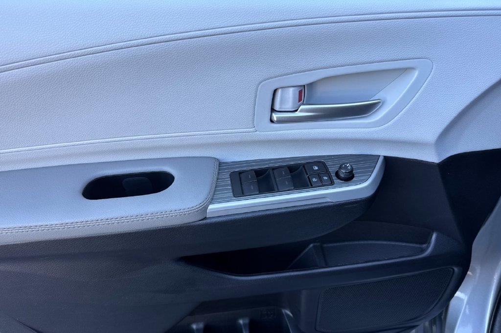 Certified 2025 Toyota Sienna XLE FWD image 10