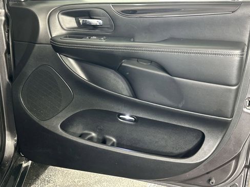 Used 2017 Dodge Grand Caravan SE FWD image 31