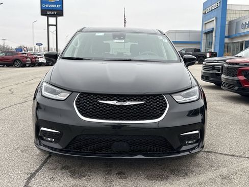 Used 2023 Chrysler Pacifica Touring-L image 3