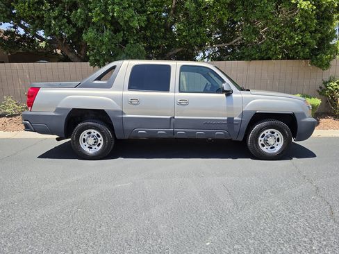Used 2002 Chevrolet Avalanche 2500 RWD image 2