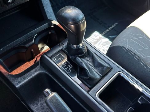 Used 2022 Toyota Tacoma TRD Off-Road AWD/4WD image 9