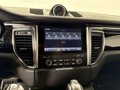 Certified 2018 Porsche Macan AWD/4WD image 26