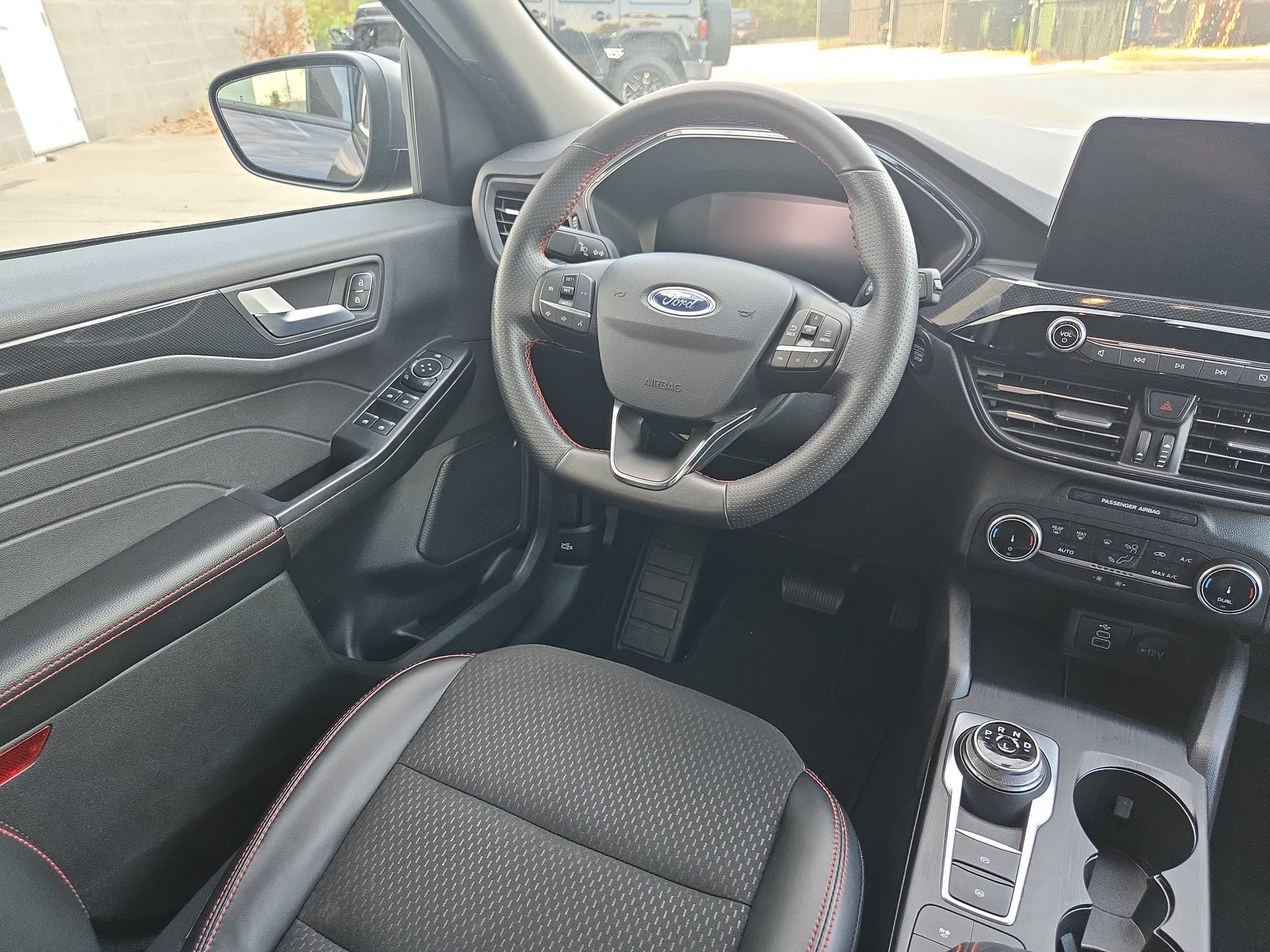 Used 2025 Ford Escape ST-Line FWD image 9