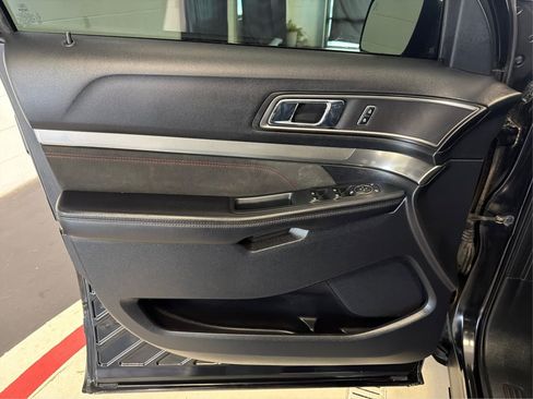 Used 2018 Ford Explorer XLT w/ Equipment Group 202A AWD/4WD image 24