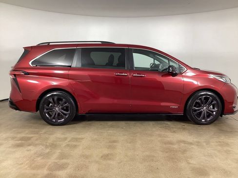 Used 2021 Toyota Sienna XSE FWD image 4