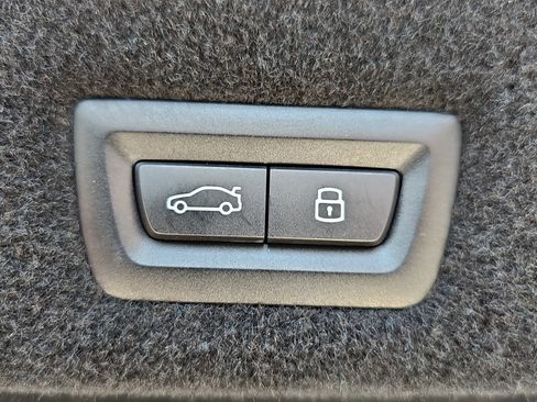 Used 2023 BMW 740i image 13