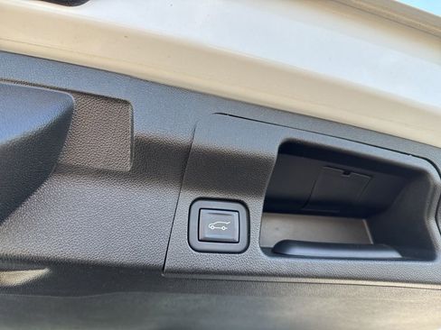 Used 2023 GMC Acadia SLE w/ Driver Convenience Package image 10