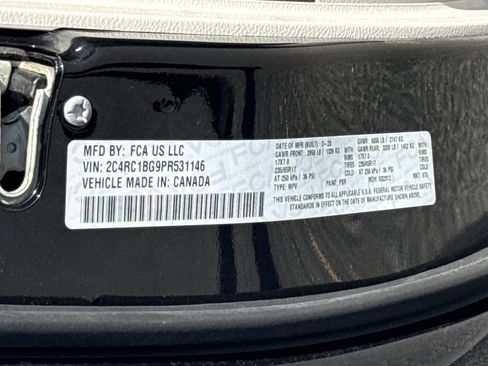 Used 2023 Chrysler Pacifica Touring-L FWD image 33