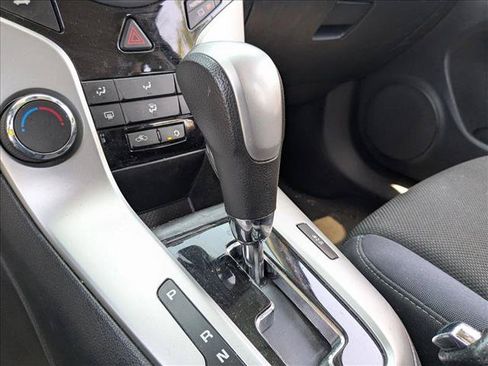 Used 2016 Chevrolet Cruze LT w/ Technology Package FWD image 9