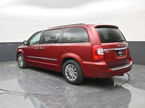 Used 2015 Chrysler Town & Country Touring-L w/ Driver Convenience Group image 5