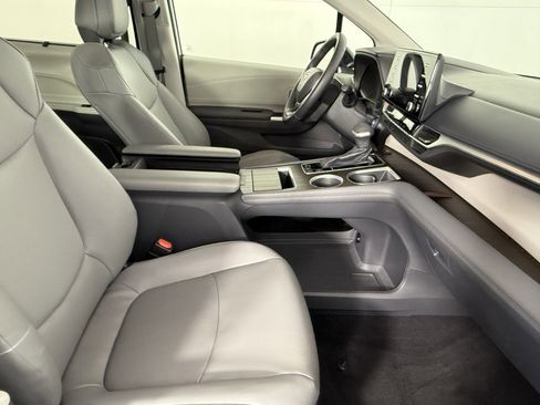 Used 2022 Toyota Sienna XLE image 10