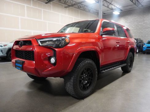 Used 2018 Toyota 4Runner SR5 AWD/4WD image 2
