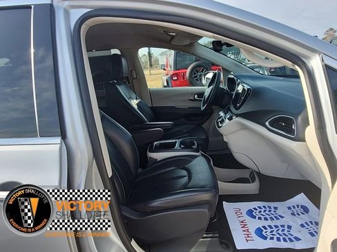 Certified 2023 Chrysler Pacifica Touring-L image 25