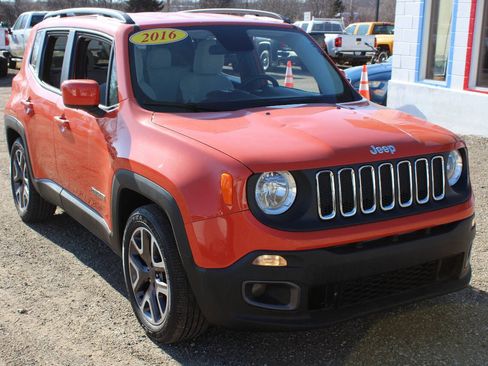 Used 2016 Jeep Renegade Latitude w/ Cold Weather Group FWD image 3