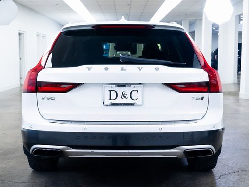 Used 2017 Volvo V90 T6 Cross Country image 5