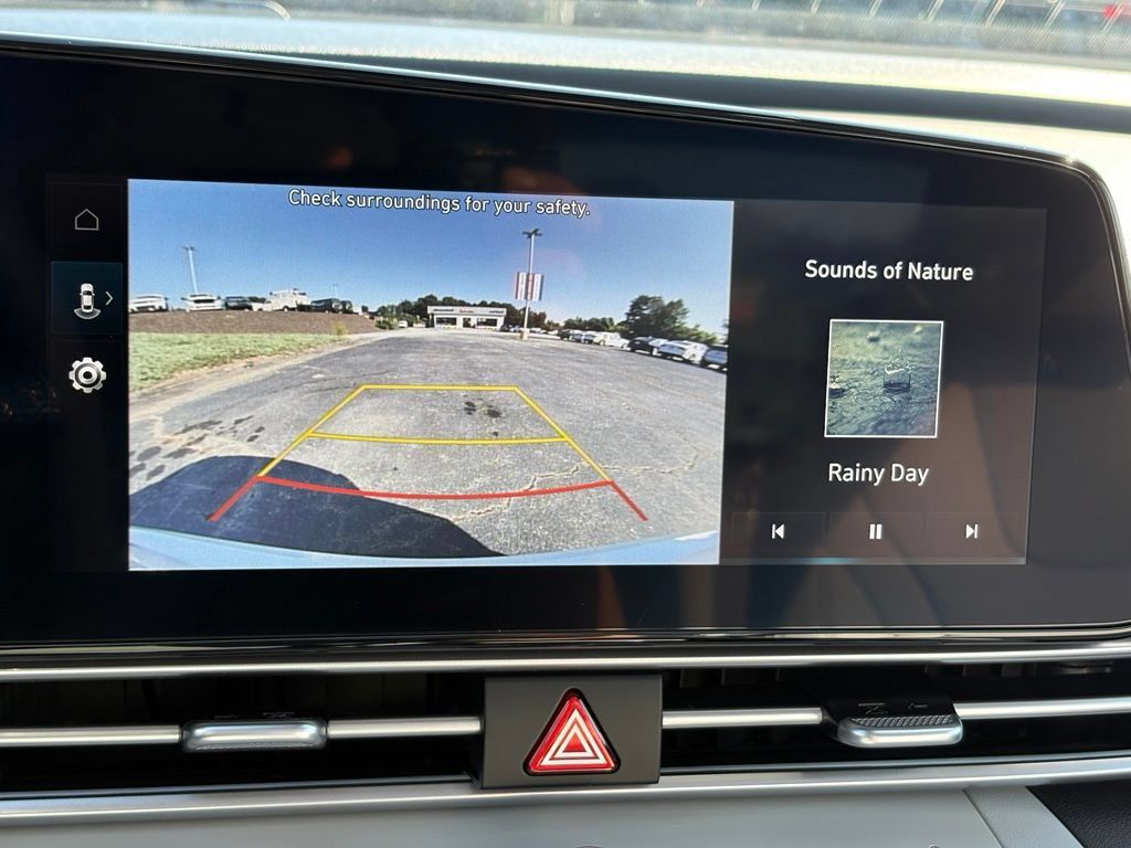 Used 2025 Hyundai Elantra Limited FWD image 12