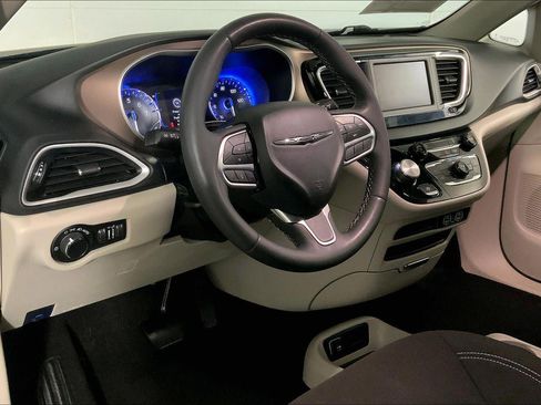 Used 2023 Chrysler Voyager LX image 14