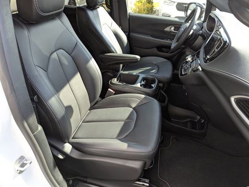New 2025 Chrysler Pacifica Select image 37