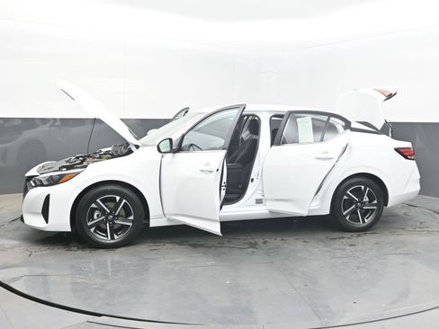 Used 2025 Nissan Sentra SV FWD image 40