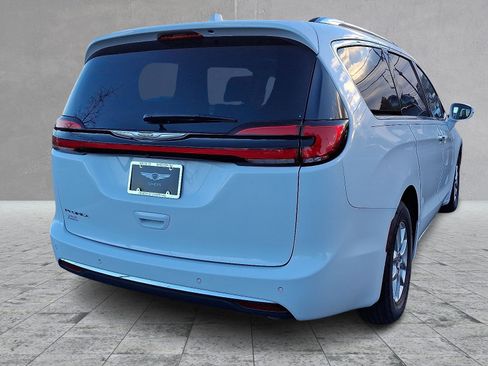 Used 2021 Chrysler Pacifica Touring-L w/ Uconnect Theater Family Group image 10