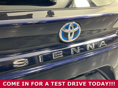 Used 2023 Toyota Sienna Limited image 38